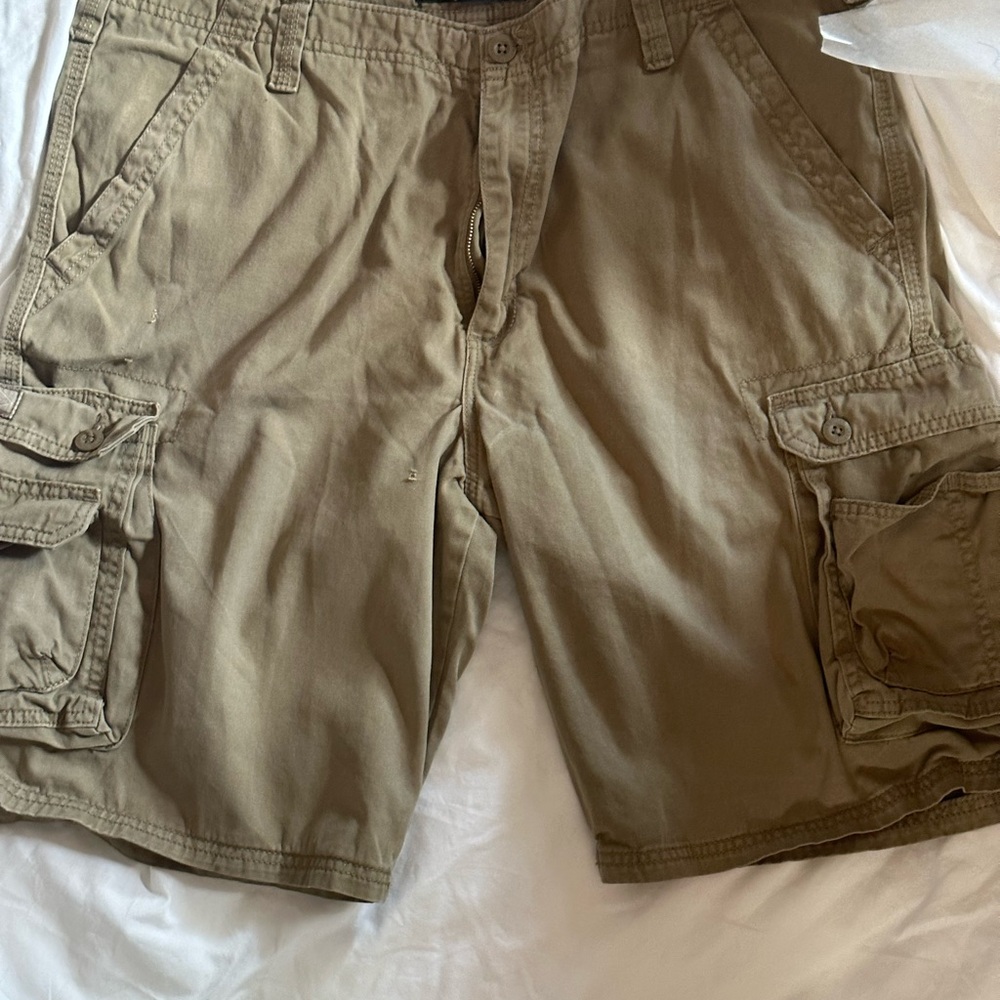Lee Tan Cargo Shorts with Sturdy Cotton Blend